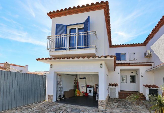 Villa in Empuriabrava - BAHIA 28 Lovely villa with PRVATE POOL and garden. 300m from the beach