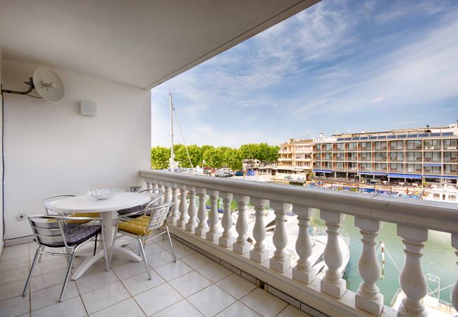 Apartment in Empuriabrava - PORT SALINS 25 Apartment Port SALINS with view Canal, wifi