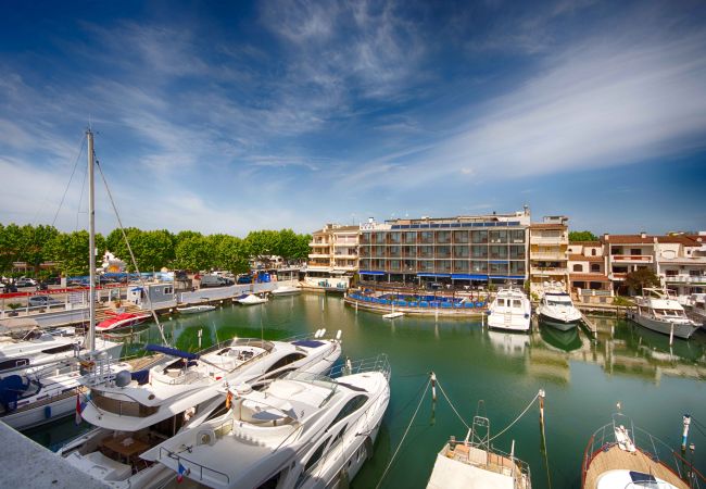 Apartment in Empuriabrava - PORT SALINS 25 Apartment Port SALINS with view Canal, wifi