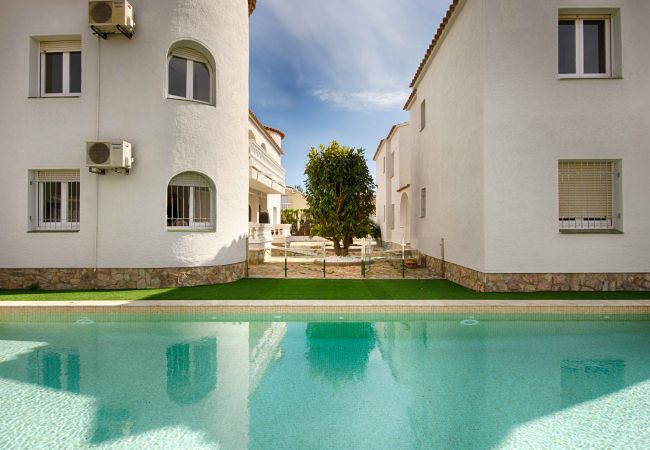 Apartment in Empuriabrava - BADIA 1, 2 hab , piscina,100m playa parking, wifi 