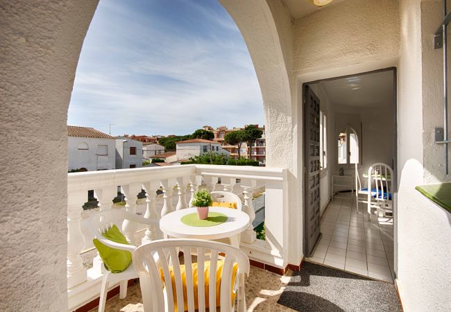 Apartment in Empuriabrava - BADIA 1, 2 hab , piscina,100m playa parking, wifi 