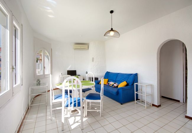 Apartment in Empuriabrava - BADIA 1, 2 hab , piscina,100m playa parking, wifi 