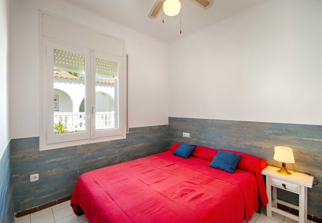 Apartment in Empuriabrava - BADIA 1, 2 hab , piscina,100m playa parking, wifi 