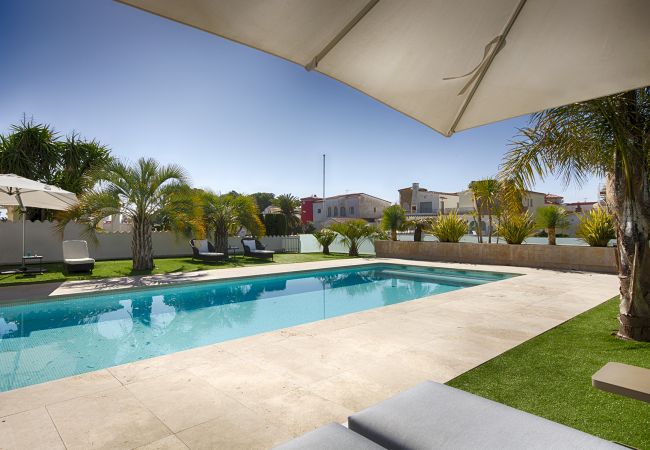 Villa in Empuriabrava - PENI LUJOSA CASA CANAL PENI,4ha, PISCINA, AMARRE 25m,WIFI