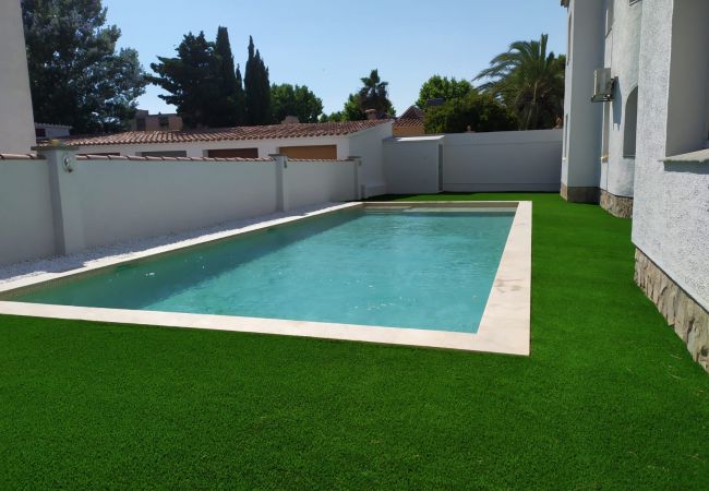 Apartment in Empuriabrava - BADIA 2 ,PISO 2ha,PISCINA,100m PLAYA,PARKING,WIFI Apartment in Empuriabrava - BADIA 2 ,PISO 2ha,PISCINA,100m PLAYA,PARKING,WIFI