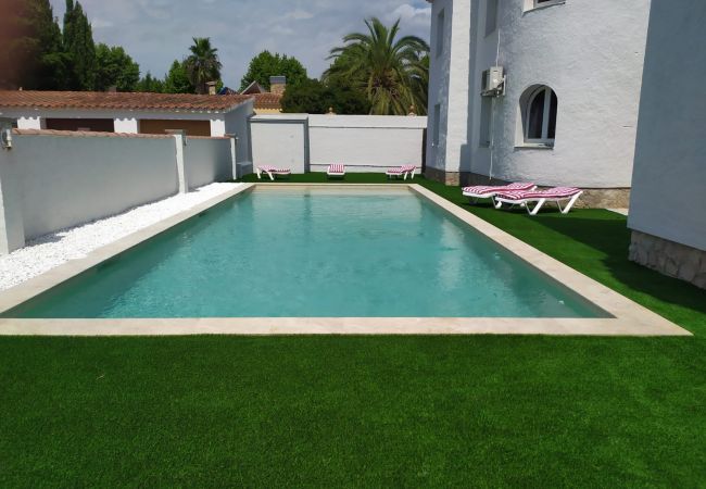 Apartment in Empuriabrava - BADIA 2 ,PISO 2ha,PISCINA,100m PLAYA,PARKING,WIFI Apartment in Empuriabrava - BADIA 2 ,PISO 2ha,PISCINA,100m PLAYA,PARKING,WIFI