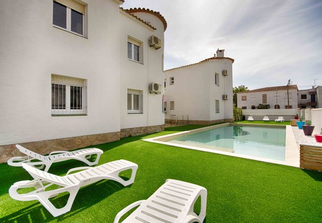 Apartment in Empuriabrava - BADIA 2 ,PISO 2ha,PISCINA,100m PLAYA,PARKING,WIFI Apartment in Empuriabrava - BADIA 2 ,PISO 2ha,PISCINA,100m PLAYA,PARKING,WIFI