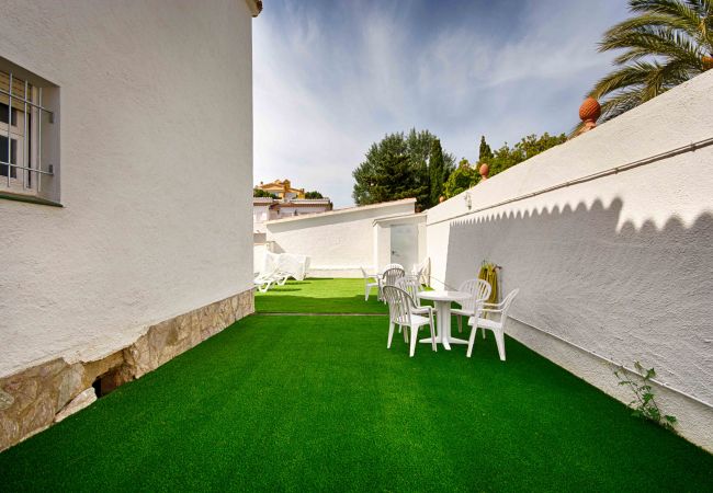 Apartment in Empuriabrava - BADIA 2 ,PISO 2ha,PISCINA,100m PLAYA,PARKING,WIFI Apartment in Empuriabrava - BADIA 2 ,PISO 2ha,PISCINA,100m PLAYA,PARKING,WIFI