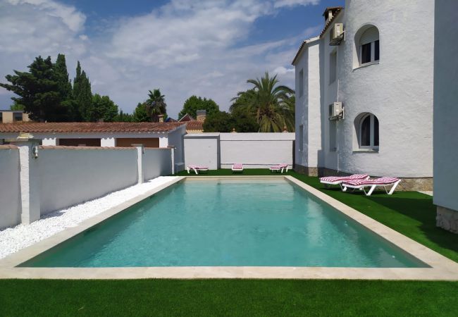 Apartment in Empuriabrava - BADIA 5,PISO 2ha,PISCINA,100m PLAYA,PARKING,WIFI Apartment in Empuriabrava - BADIA 5,PISO 2ha,PISCINA,100m PLAYA,PARKING,WIFI