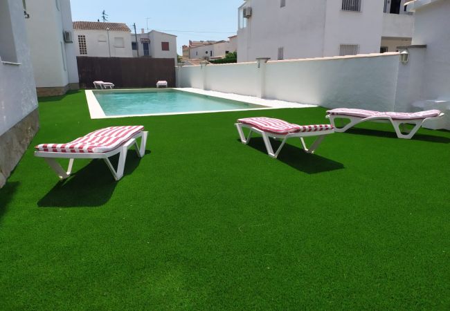 Apartment in Empuriabrava - BADIA 5,PISO 2ha,PISCINA,100m PLAYA,PARKING,WIFI Apartment in Empuriabrava - BADIA 5,PISO 2ha,PISCINA,100m PLAYA,PARKING,WIFI