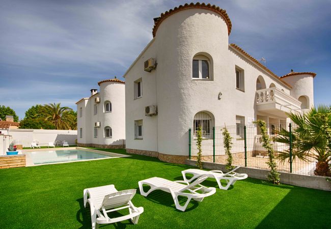 Apartment in Empuriabrava - BADIA 5,PISO 2ha,PISCINA,100m PLAYA,PARKING,WIFI