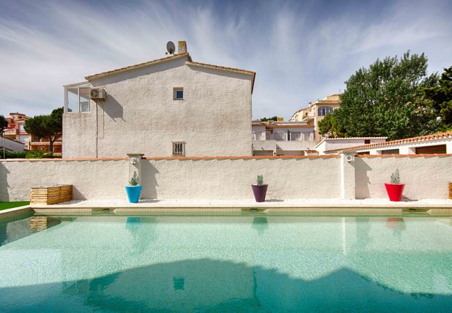 Apartment in Empuriabrava - BADIA 5,PISO 2ha,PISCINA,100m PLAYA,PARKING,WIFI Apartment in Empuriabrava - BADIA 5,PISO 2ha,PISCINA,100m PLAYA,PARKING,WIFI