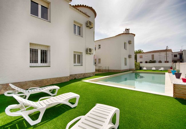 Apartment in Empuriabrava - BADIA 8, PISO 2ha,PISCINA,100 m PLAYA,PARKING,WIFI