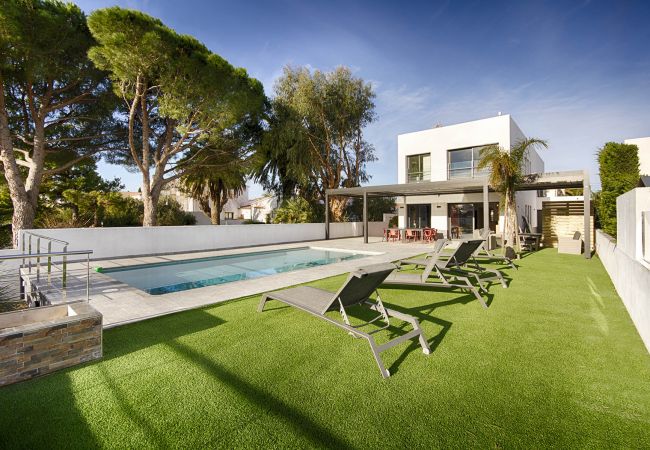 Villa/Dettached house in Empuriabrava - TER MARAVILLOSA VILLA CANAL TER,PISCINA,WIFI, PARKING