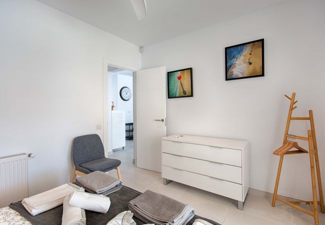Villa in Empuriabrava - FALCONERA VILLA CANAL  3 HA ,PISCINA,AMARRE,WIFI,PARKING Villa in Empuriabrava - FALCONERA VILLA CANAL  3 HA ,PISCINA,AMARRE,WIFI,PARKING