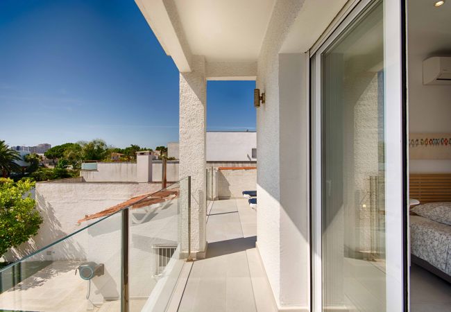 Villa in Empuriabrava - FALCONERA VILLA CANAL  3 HA ,PISCINA,AMARRE,WIFI,PARKING Villa in Empuriabrava - FALCONERA VILLA CANAL  3 HA ,PISCINA,AMARRE,WIFI,PARKING