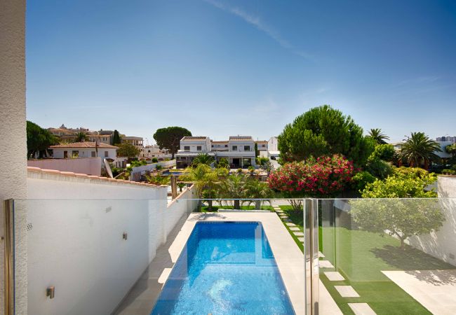Villa in Empuriabrava - FALCONERA VILLA CANAL  3 HA ,PISCINA,AMARRE,WIFI,PARKING Villa in Empuriabrava - FALCONERA VILLA CANAL  3 HA ,PISCINA,AMARRE,WIFI,PARKING