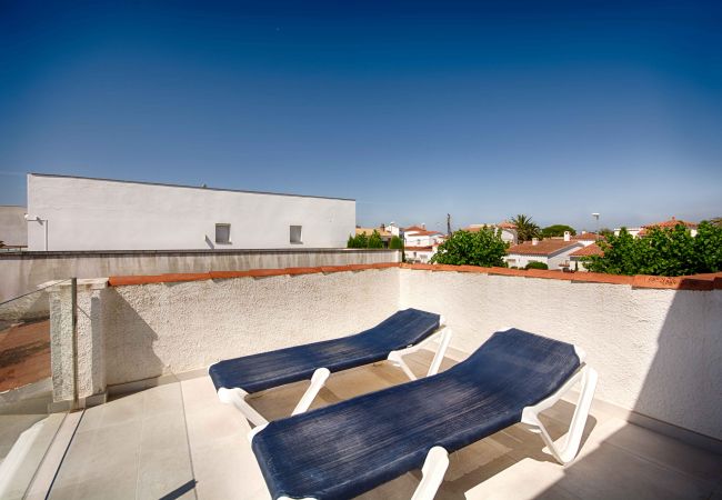 Villa in Empuriabrava - FALCONERA VILLA CANAL  3 HA ,PISCINA,AMARRE,WIFI,PARKING Villa in Empuriabrava - FALCONERA VILLA CANAL  3 HA ,PISCINA,AMARRE,WIFI,PARKING