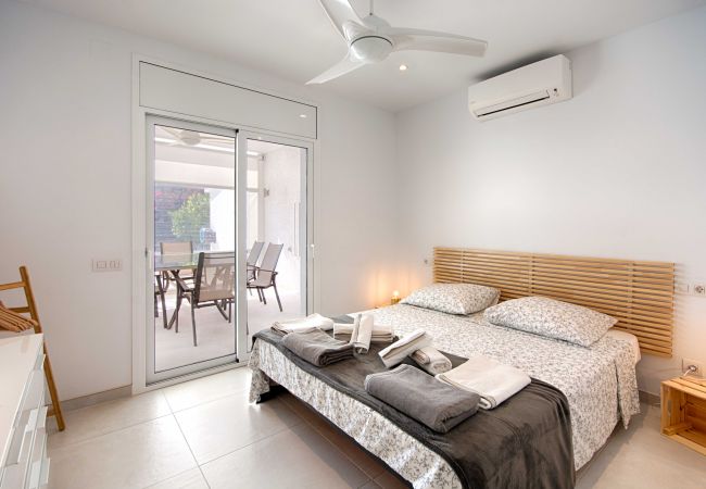 Villa in Empuriabrava - FALCONERA VILLA CANAL  3 HA ,PISCINA,AMARRE,WIFI,PARKING Villa in Empuriabrava - FALCONERA VILLA CANAL  3 HA ,PISCINA,AMARRE,WIFI,PARKING