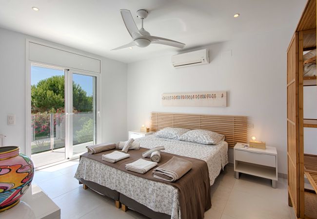 Villa in Empuriabrava - FALCONERA VILLA CANAL  3 HA ,PISCINA,AMARRE,WIFI,PARKING Villa in Empuriabrava - FALCONERA VILLA CANAL  3 HA ,PISCINA,AMARRE,WIFI,PARKING