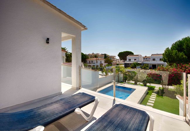 Villa in Empuriabrava - FALCONERA VILLA CANAL  3 HA ,PISCINA,AMARRE,WIFI,PARKING Villa in Empuriabrava - FALCONERA VILLA CANAL  3 HA ,PISCINA,AMARRE,WIFI,PARKING