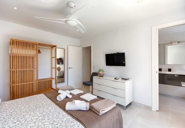 Villa in Empuriabrava - FALCONERA VILLA CANAL  3 HA ,PISCINA,AMARRE,WIFI,PARKING Villa in Empuriabrava - FALCONERA VILLA CANAL  3 HA ,PISCINA,AMARRE,WIFI,PARKING