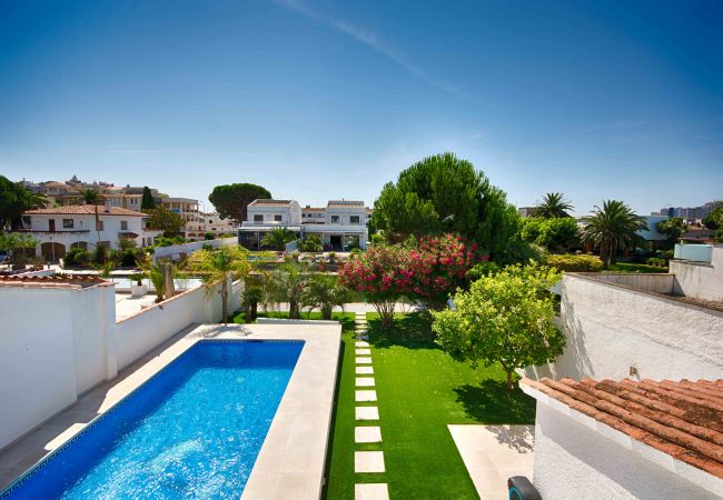 Villa in Empuriabrava - FALCONERA VILLA CANAL  3 HA ,PISCINA,AMARRE,WIFI,PARKING Villa in Empuriabrava - FALCONERA VILLA CANAL  3 HA ,PISCINA,AMARRE,WIFI,PARKING