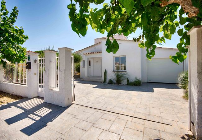 Villa in Empuriabrava - FALCONERA VILLA CANAL  3 HA ,PISCINA,AMARRE,WIFI,PARKING Villa in Empuriabrava - FALCONERA VILLA CANAL  3 HA ,PISCINA,AMARRE,WIFI,PARKING