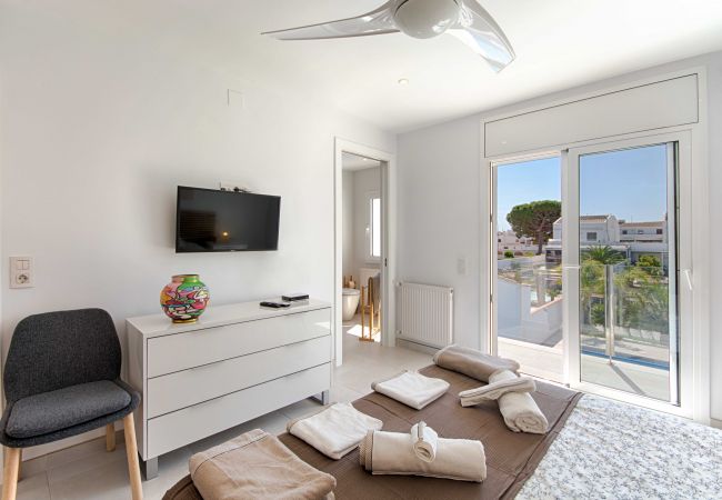 Villa in Empuriabrava - FALCONERA VILLA CANAL  3 HA ,PISCINA,AMARRE,WIFI,PARKING Villa in Empuriabrava - FALCONERA VILLA CANAL  3 HA ,PISCINA,AMARRE,WIFI,PARKING