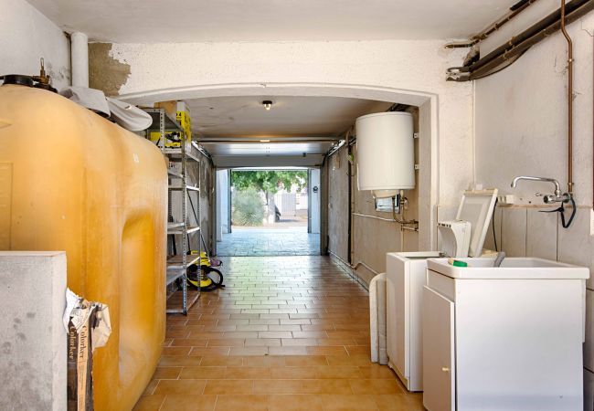 Villa in Empuriabrava - FALCONERA VILLA CANAL  3 HA ,PISCINA,AMARRE,WIFI,PARKING Villa in Empuriabrava - FALCONERA VILLA CANAL  3 HA ,PISCINA,AMARRE,WIFI,PARKING