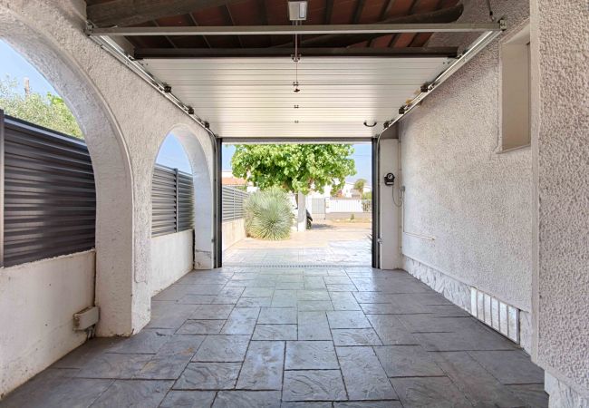 Villa in Empuriabrava - FALCONERA VILLA CANAL  3 HA ,PISCINA,AMARRE,WIFI,PARKING Villa in Empuriabrava - FALCONERA VILLA CANAL  3 HA ,PISCINA,AMARRE,WIFI,PARKING