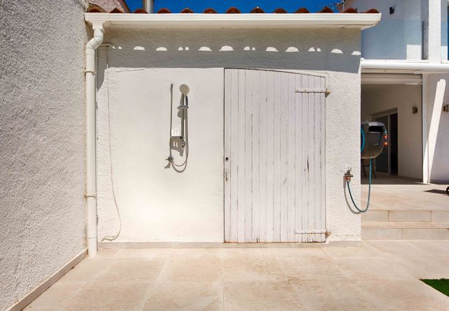Villa in Empuriabrava - FALCONERA VILLA CANAL  3 HA ,PISCINA,AMARRE,WIFI,PARKING Villa in Empuriabrava - FALCONERA VILLA CANAL  3 HA ,PISCINA,AMARRE,WIFI,PARKING
