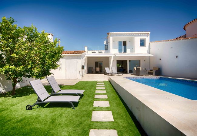 Villa in Empuriabrava - FALCONERA VILLA CANAL  3 HA ,PISCINA,AMARRE,WIFI,PARKING Villa in Empuriabrava - FALCONERA VILLA CANAL  3 HA ,PISCINA,AMARRE,WIFI,PARKING