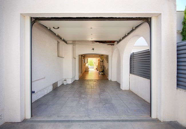 Villa in Empuriabrava - FALCONERA VILLA CANAL  3 HA ,PISCINA,AMARRE,WIFI,PARKING Villa in Empuriabrava - FALCONERA VILLA CANAL  3 HA ,PISCINA,AMARRE,WIFI,PARKING