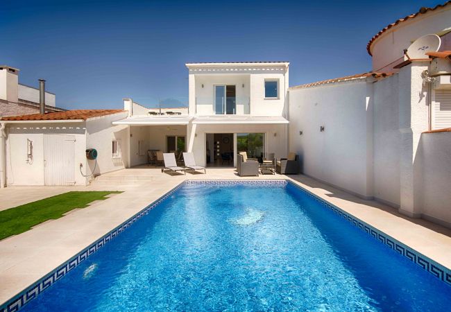 Villa in Empuriabrava - FALCONERA VILLA CANAL  3 HA ,PISCINA,AMARRE,WIFI,PARKING Villa in Empuriabrava - FALCONERA VILLA CANAL  3 HA ,PISCINA,AMARRE,WIFI,PARKING