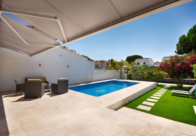 Villa in Empuriabrava - FALCONERA VILLA CANAL  3 HA ,PISCINA,AMARRE,WIFI,PARKING Villa in Empuriabrava - FALCONERA VILLA CANAL  3 HA ,PISCINA,AMARRE,WIFI,PARKING