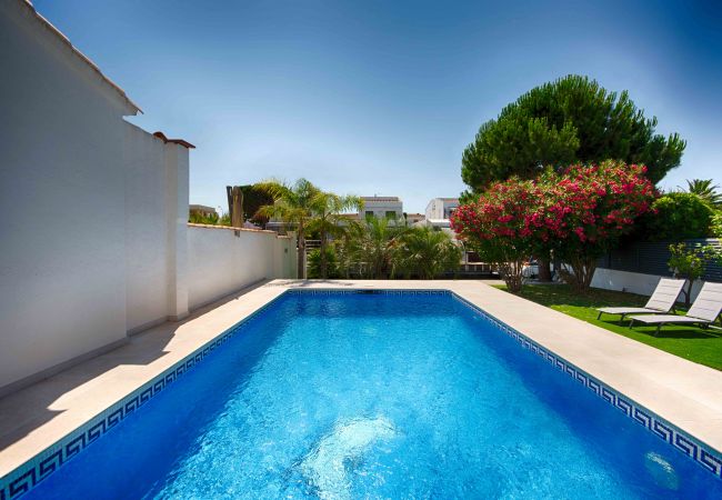 Villa in Empuriabrava - FALCONERA VILLA CANAL  3 HA ,PISCINA,AMARRE,WIFI,PARKING Villa in Empuriabrava - FALCONERA VILLA CANAL  3 HA ,PISCINA,AMARRE,WIFI,PARKING