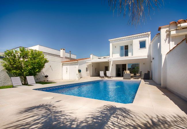 Villa in Empuriabrava - FALCONERA VILLA CANAL  3 HA ,PISCINA,AMARRE,WIFI,PARKING Villa in Empuriabrava - FALCONERA VILLA CANAL  3 HA ,PISCINA,AMARRE,WIFI,PARKING