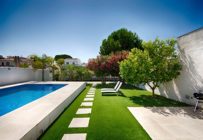 Villa in Empuriabrava - FALCONERA VILLA CANAL  3 HA ,PISCINA,AMARRE,WIFI,PARKING Villa in Empuriabrava - FALCONERA VILLA CANAL  3 HA ,PISCINA,AMARRE,WIFI,PARKING