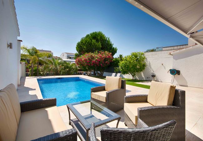 Villa in Empuriabrava - FALCONERA VILLA CANAL  3 HA ,PISCINA,AMARRE,WIFI,PARKING Villa in Empuriabrava - FALCONERA VILLA CANAL  3 HA ,PISCINA,AMARRE,WIFI,PARKING