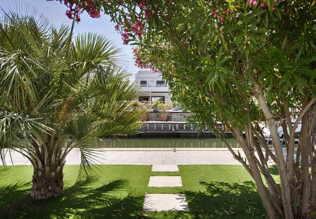 Villa in Empuriabrava - FALCONERA VILLA CANAL  3 HA ,PISCINA,AMARRE,WIFI,PARKING Villa in Empuriabrava - FALCONERA VILLA CANAL  3 HA ,PISCINA,AMARRE,WIFI,PARKING