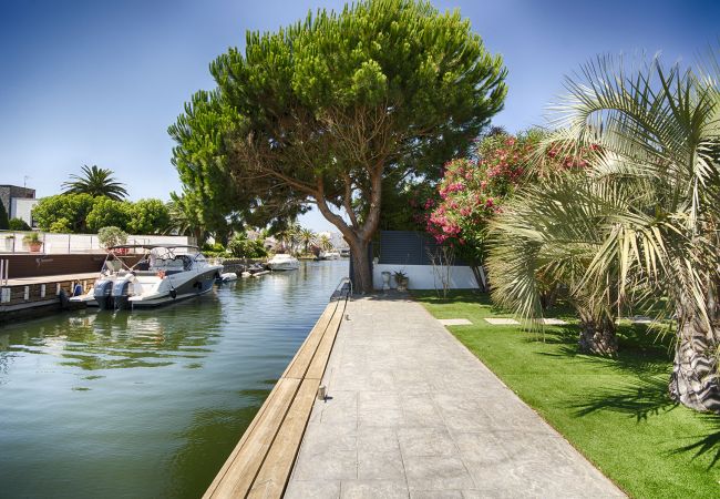 Villa in Empuriabrava - FALCONERA VILLA CANAL  3 HA ,PISCINA,AMARRE,WIFI,PARKING Villa in Empuriabrava - FALCONERA VILLA CANAL  3 HA ,PISCINA,AMARRE,WIFI,PARKING