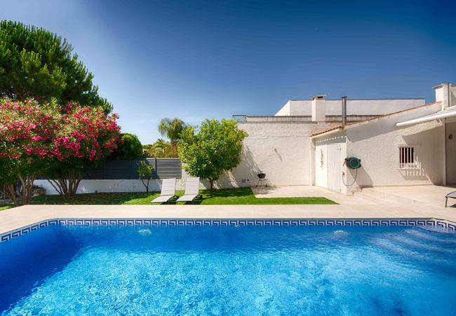 Villa in Empuriabrava - FALCONERA VILLA CANAL  3 HA ,PISCINA,AMARRE,WIFI,PARKING Villa in Empuriabrava - FALCONERA VILLA CANAL  3 HA ,PISCINA,AMARRE,WIFI,PARKING