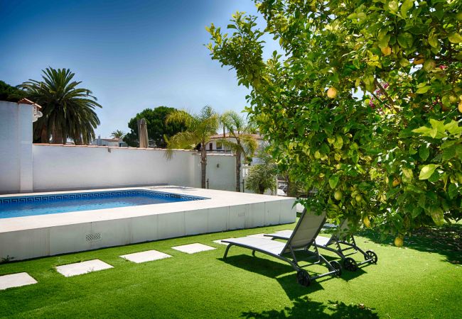 Villa in Empuriabrava - FALCONERA VILLA CANAL  3 HA ,PISCINA,AMARRE,WIFI,PARKING Villa in Empuriabrava - FALCONERA VILLA CANAL  3 HA ,PISCINA,AMARRE,WIFI,PARKING