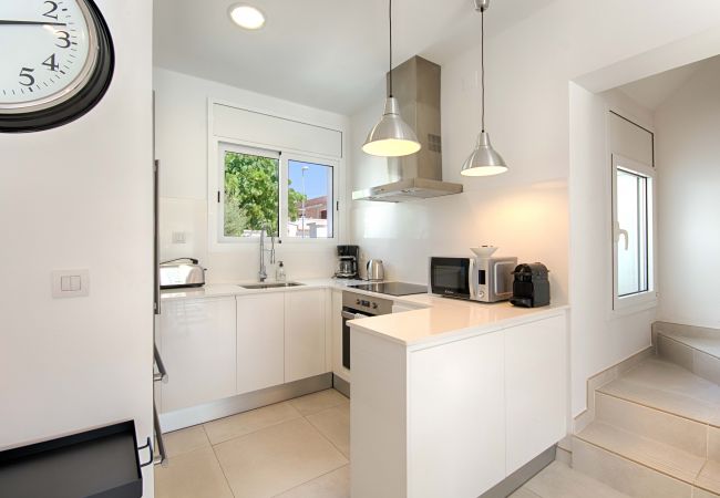 Villa in Empuriabrava - FALCONERA VILLA CANAL  3 HA ,PISCINA,AMARRE,WIFI,PARKING Villa in Empuriabrava - FALCONERA VILLA CANAL  3 HA ,PISCINA,AMARRE,WIFI,PARKING