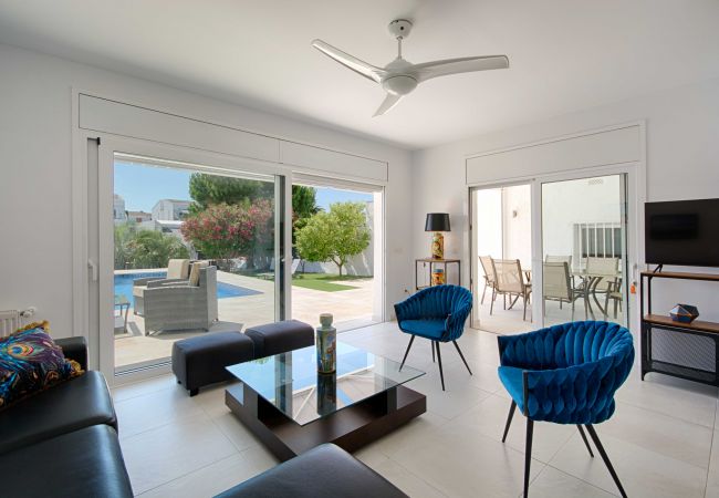 Villa in Empuriabrava - FALCONERA VILLA CANAL  3 HA ,PISCINA,AMARRE,WIFI,PARKING Villa in Empuriabrava - FALCONERA VILLA CANAL  3 HA ,PISCINA,AMARRE,WIFI,PARKING