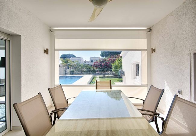 Villa in Empuriabrava - FALCONERA VILLA CANAL  3 HA ,PISCINA,AMARRE,WIFI,PARKING Villa in Empuriabrava - FALCONERA VILLA CANAL  3 HA ,PISCINA,AMARRE,WIFI,PARKING