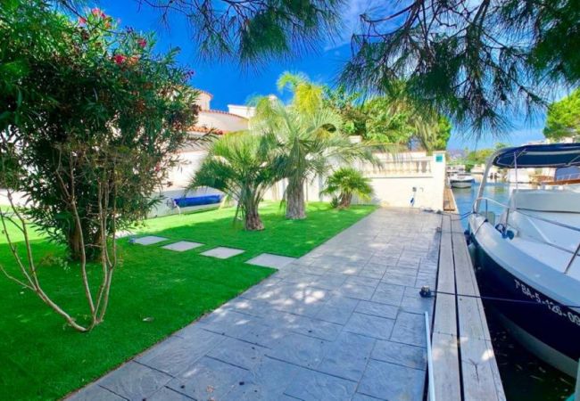 Villa in Empuriabrava - FALCONERA VILLA CANAL  3 HA ,PISCINA,AMARRE,WIFI,PARKING Villa in Empuriabrava - FALCONERA VILLA CANAL  3 HA ,PISCINA,AMARRE,WIFI,PARKING