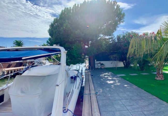 Villa in Empuriabrava - FALCONERA VILLA CANAL  3 HA ,PISCINA,AMARRE,WIFI,PARKING Villa in Empuriabrava - FALCONERA VILLA CANAL  3 HA ,PISCINA,AMARRE,WIFI,PARKING