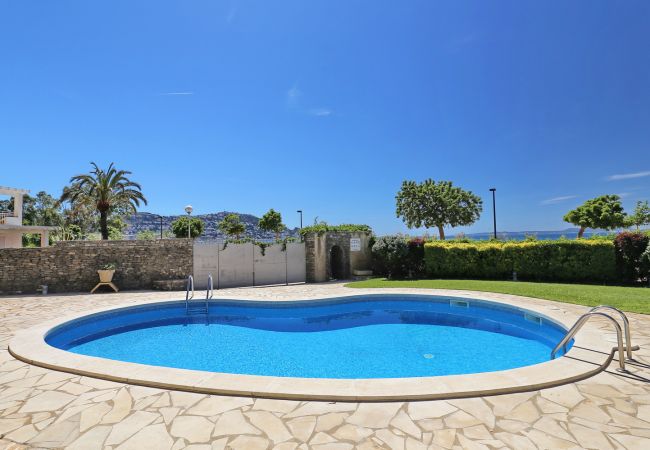 Apartamento en Rosas / Roses - SALATA, Magnífico apartamento 2 hab.con vista al mar a 30m de la playa. Piscina y parking privado.  Apartamento en Rosas / Roses - SALATA, Magnífico apartamento 2 hab.con vista al mar a 30m de la playa. Piscina y parking privado.